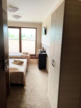 Отели эконом-класса Noclegi Nad Basenem Андрыхув Двухместный номер с 1 кроватью и видом на бассейн-1